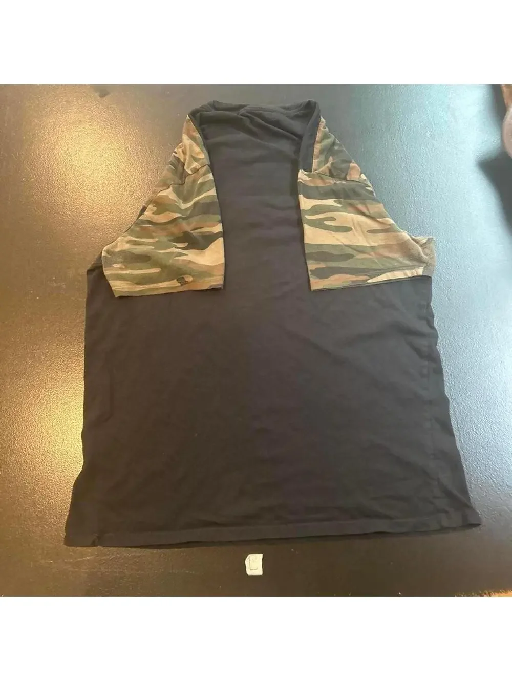 GUESS Los Angeles Camo Raglan T-Shirt - Picture 3 of 3